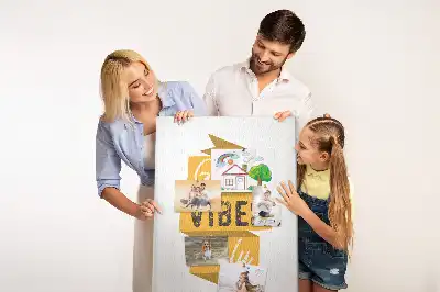Kolorowa tablica korkowa z hasłem motywacyjnym
