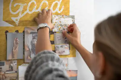 Kolorowa tablica korkowa z hasłem motywacyjnym