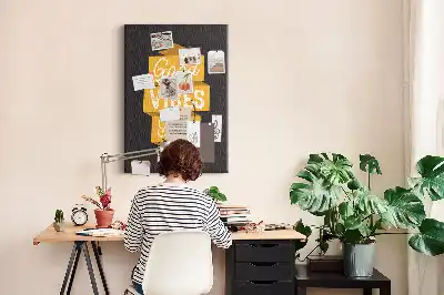 Kolorowa tablica korkowa z inspirującym cytatem