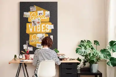 Kolorowa tablica korkowa z inspirującym cytatem