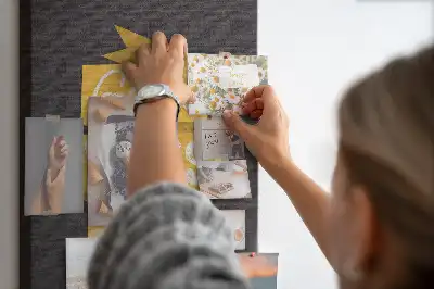 Kolorowa tablica korkowa z inspirującym cytatem