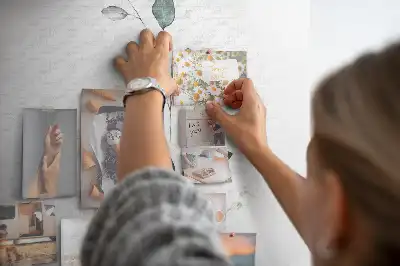 Kolorowa tablica korkowa z motywem roślinnego pędu z listkami