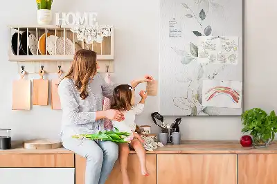 Kolorowa tablica korkowa z motywem roślinnego pędu z listkami