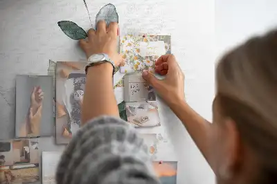 Kolorowa tablica korkowa z motywem roślinnego pędu z listkami