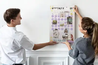 Tablica korkowa z nadrukiem harmonogramu miesięcznego