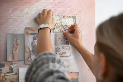 Tablica korkowa z motywem marmuru w kolorze różowym