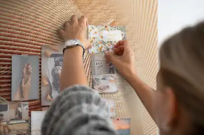Tablica korkowa z subtelnym wzorem