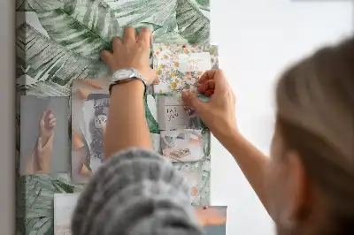Tablica korkowa z nadrukiem liści malowanych akwarelą
