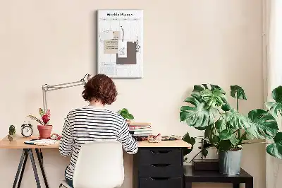 Tablica korkowa z rozpiską na tydzień