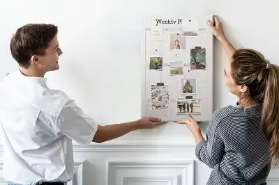 Tablica korkowa z rozpiską na tydzień