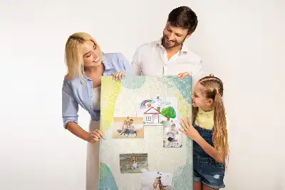 Kolorowa tablica korkowa z dekoracyjną obwódką