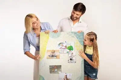 Kolorowa tablica korkowa z dekoracyjną obwódką
