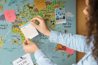 Tablica korkowa ozdobna Mapa świata ze zwierzętami