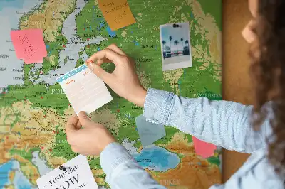 Tablica korkowa z mapą świata Geografia