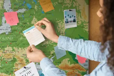 Tablica korkowa z mapą świata Geografia