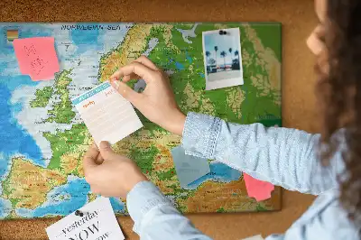 Tablica korkowa z mapą świata Geografia