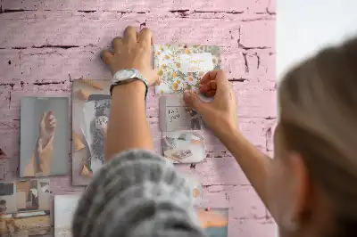 Tablica korkowa dla dzieci z motywem ceglanej ściany
