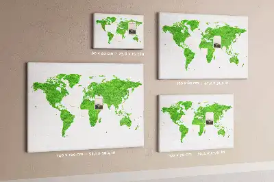 Tablica korkowa z nadrukiem mapy na tle zielonej trawy