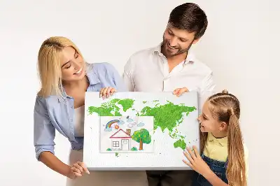 Tablica korkowa z nadrukiem mapy na tle zielonej trawy