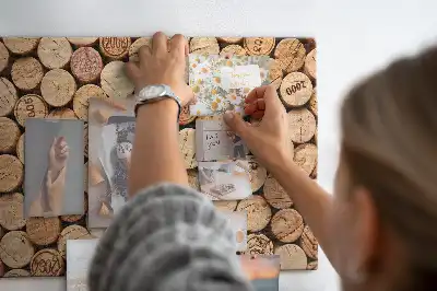 Ozdobna tablica korkowa z motywem drewnianych korków do wina