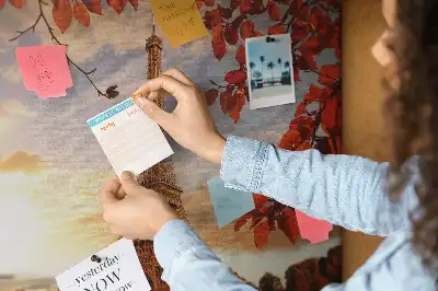 Tablica korkowa z motywem Wieży Eiffla