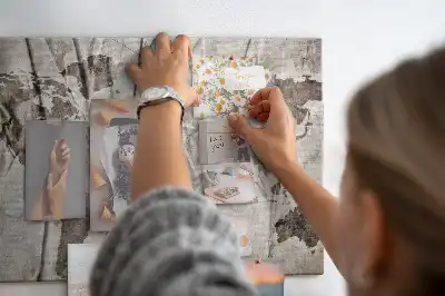 Ozdobna tablica korkowa z wzorem mapy świata