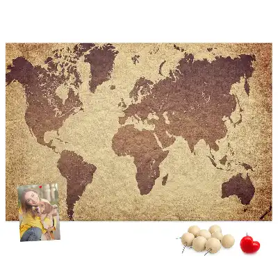 Ozdobna tablica korkowa z mapą świata w dawnym stylu