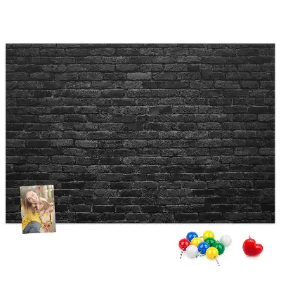 Tablica korkowa z motywem ciemnej ściany z cegły