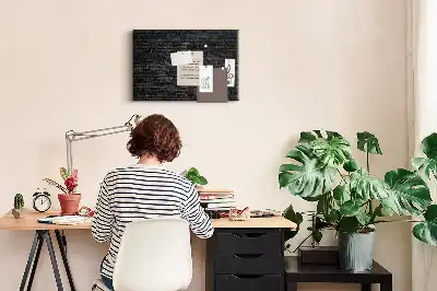 Tablica korkowa z motywem ciemnej ściany z cegły