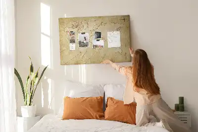 Tablica korkowa dla dzieci z nadrukiem postarzanej mapy świata