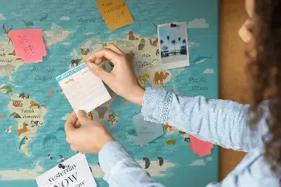 Ozdobna tablica korkowa z ilustrowaną mapą świata i fauną