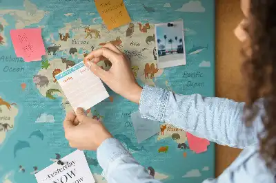 Ozdobna tablica korkowa z ilustrowaną mapą świata i fauną