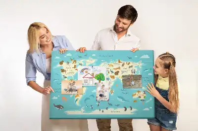 Ozdobna tablica korkowa z ilustrowaną mapą świata i fauną