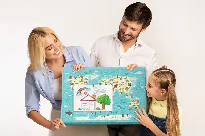 Ozdobna tablica korkowa z ilustrowaną mapą świata i fauną