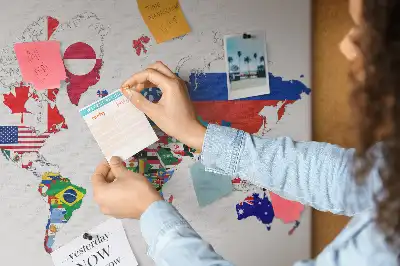 Tablica korkowa dla dzieci z mapą i flagami państw
