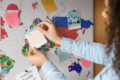 Tablica korkowa dla dzieci z mapą i flagami państw
