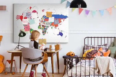 Tablica korkowa dla dzieci z mapą i flagami państw