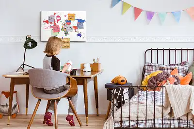 Tablica korkowa dla dzieci z mapą i flagami państw
