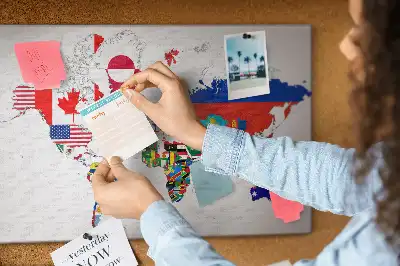 Tablica korkowa dla dzieci z mapą i flagami państw