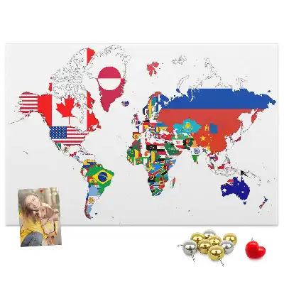 Tablica korkowa dla dzieci z mapą i flagami państw