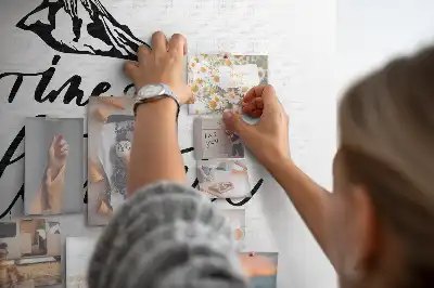 Korkowa tablica ścienna z inspirującym hasłem
