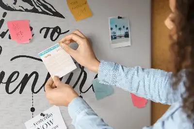 Korkowa tablica ścienna z inspirującym hasłem