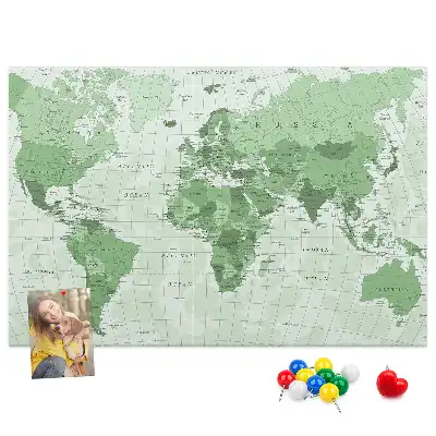 Tablica korkowa z mapą świata i granicami państwowymi