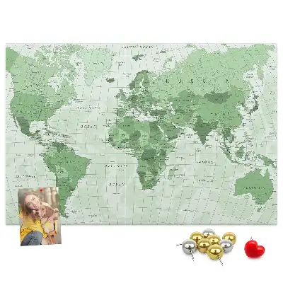 Tablica korkowa z mapą świata i granicami państwowymi
