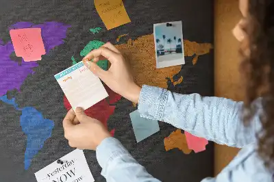Tablica korkowa z konturami kontynentów