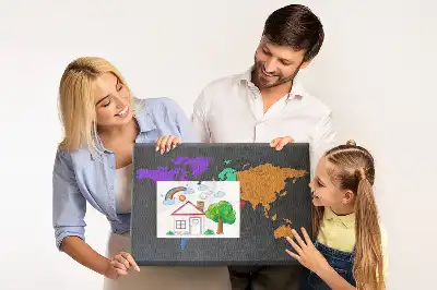Tablica korkowa z konturami kontynentów