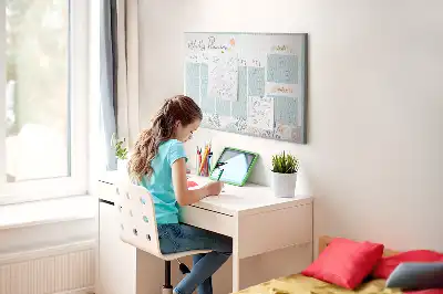 Tablica korkowa dla dzieci z tygodniowym harmonogramem