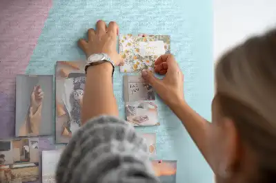 Ozdobna tablica korkowa w pastelowy wzór