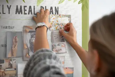Korkowa tablica tygodniowa z rozpiską posiłków