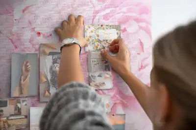 Tablica korkowa z motywem rozkwitających kwiatów